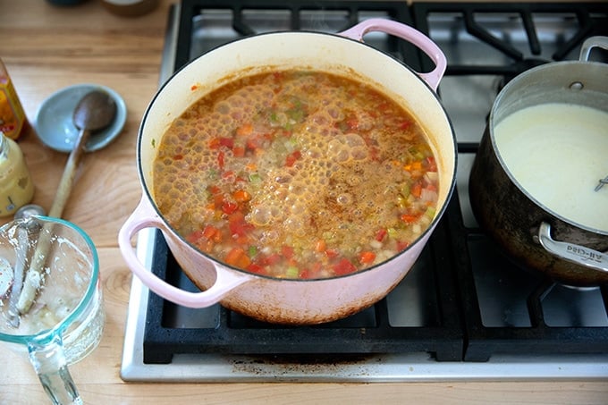 一大锅在肉汤中加入啤酒的汤