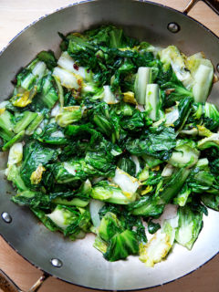 Sautéed大煎锅中的escarole。